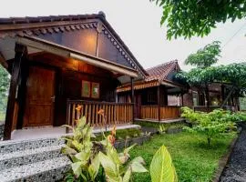 De Gentong Guest House & Cafe By Akasha