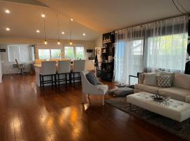 Spacious Home Steps from Huge Park and Outdoor Fun, khách sạn ở San Jose