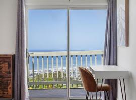 Stunning 2BR with Ocean, Mountain & Sunset Views, hotel en Pacífica