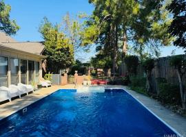 Grandmama's House with Pool, caba&ntilde;a o casa de campo en Montgomery
