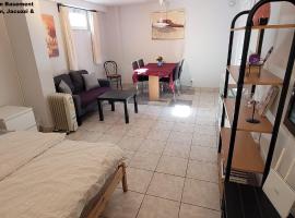 Spacious 110m2 2BR Basement Retreat, Jacuzzi, Table Tennis & Garden Access, hotel v destinaci Malmö