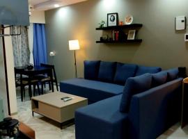 Whispering Woods - 2bed 2bath Lush Lakeside Condo, hotel v Bombaji
