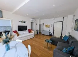 Convenient Family apt with Private Parking