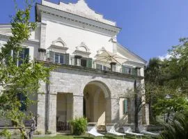 Entire Private Floor in an 1800s Frescoed Villa with Historic Park - Villa Mastrangelo