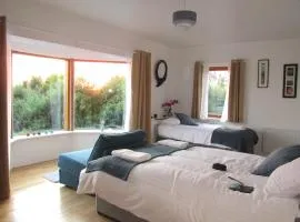 Seaview and Sunsets, Entire place, private entrance, Large Bedroom, Full kitchen and bathroom