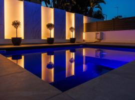 Cozy Breeze - Chic villa with amazing pool & bbq, vila v destinaci Alethriko