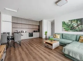 Zenit Sunrise Oasis -Garage, Balcony & Smart TV