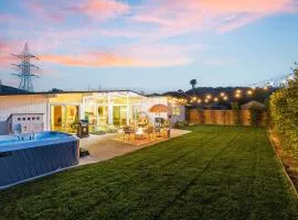 Relax and Play 10mins to Beach,Game Room, Hot Tub!