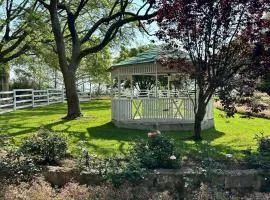 Charming Farm Cottage, Relax Recharge