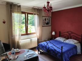 Colmar "Room" chambre privée chez l'habitant,parking voiture devant la maison,garage moto et vélo,petit déjeuner, hotel v destinaci Colmar