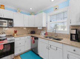 140 Barefoot Bungalow- 4BR 2BA with Heated Pool! home, khách sạn ở Fort Myers Beach