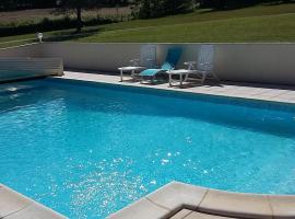 Gîte Les Places avec piscine, hotel v destinaci La Celle-sous-Gouzon