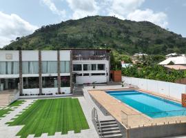 Abram Hills Hotel Ltd, kh&aacute;ch sạn c&oacute; hồ bơi ở Koforidua