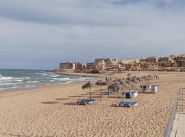 Bonito Apartamento 150 m de la playa La Mata, Hotel in Torre La Mata