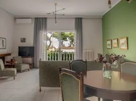 Sunny Escape:Stylish and Roomy Apt in Beach Haven!