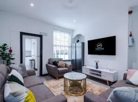 Spacious 5 bedroom house near Leeds City Centre sleeps 12 suits contractors with free parking