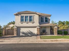 Spacious Entire Home 4B & 2.5B in Avondale Arizona, hotel in Avondale