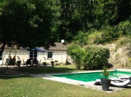 Gite 4 couchages piscine privée, hotel i Roquecor