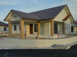 Damai d' Bachok Homestay 3 Bedrooms - Half Bungalow house, μπανγκαλόου σε Gua Sai