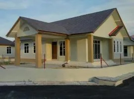 Damai d' Bachok Homestay 3 Bedrooms - Half Bungalow house