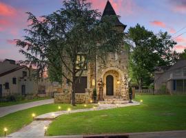 Castle Stay by Gathering Place Hot Tub & Fire Pit, hotel em Tulsa