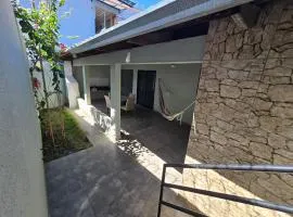 Casa completa, suíte, churrasqueira, jardim