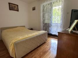 Stan, kh&aacute;ch sạn c&oacute; chỗ đậu xe ở &Scaron;avnik