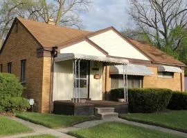 Beautiful, Cozy Stay in Oak Park, Queen Bedroom, Work Setup & Backyard Grill