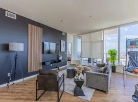Elegant 28th Floor High Rise, Gym, Parking, Pool, Golf