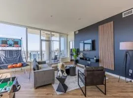 Luxury 28th Floor High Rise, Gym, Parking, Pool, Golf