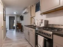 Downtown Eureka, 1 Queen bed, full kitchen, free parking