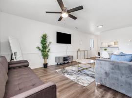 Cozy 2BD Near Walmart HQ with Long Stay Savings, Hotel in Bentonville