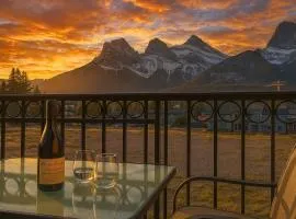 Luxury 3B Mountain Views- Pool & Hot Tub -Sleeps 10