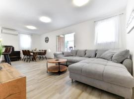 Four Bedroom Villa With Hot Tub, hotel v destinaci Pašman