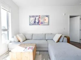 The Hollywood Highline 2 bed Apt WITH FREE PARKING in Hollywood