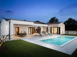 Premium Year-Round Poolside Villas, hotel i Marčana
