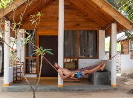 Sand Dune Beach Hotel & Surf Camp，阿魯岡灣的有停車位的飯店