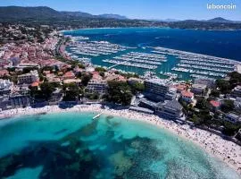 STUDIO CLIMATISE avec MEZZANINE au calme avec terrasse et parking idéalement situé pour tout faire à pied !