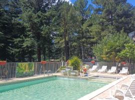 Camping la Source, hotel v destinaci Sournia