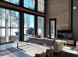 Villa Norvahovi - Lake view, sauna and wood interior, hotel in Rovaniemi