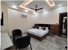 NOIDA HOTEL THE GRAND MANSION# Near Hanuman Temple - Restaurant - Lift - And Free Parking Facilites - Fully Air conditioned Room - A Premium Top Rated Hotel In Noida