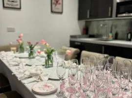 Amazing 10 bed apt on Mathew Street Sleeps 18