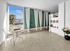 Elegant Beachside Apartment, hotel i Herzliyya B