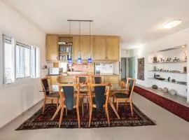 Dreamy Hilltop Grand Apartment