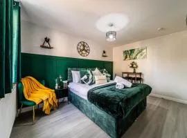 Luxurious & Spacious 3-BR Free Parking Balcony