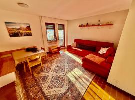 Appartamento per Famiglie in Centro ad Asiago con Posto Auto e Ampio Giardino, hotel in Asiago