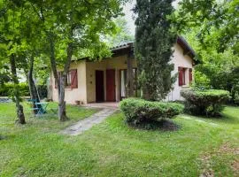Petite maison dans grand parc