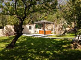 Ô Jacuzzi du Mazet, hotel a Murles