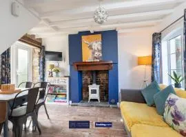 Charming 2-BR Cottage in Stonehouse with Courtyard Garden and Log Fire