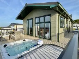 Victory Lodge with Hot Tub - 2 Bedroom - Sleeps 6 - Bron-Y-Wendon Holiday Park